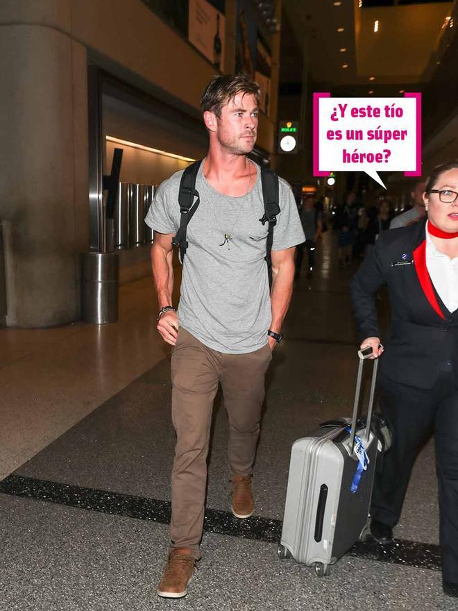 A Chris Hemsworth le llevan la maleta por el aeropuerto de Los Angeles