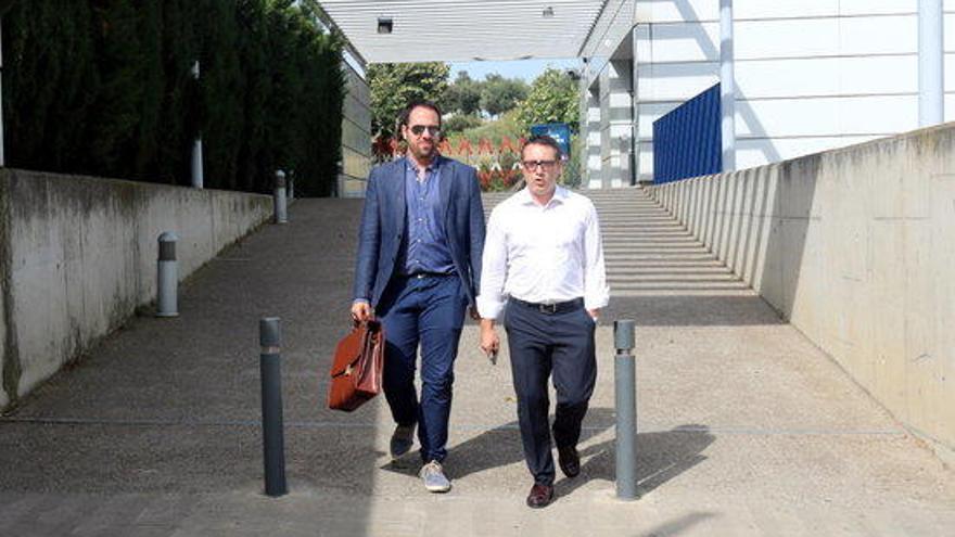 Els advocats Ladislao Pérez i Sergio Pérez, que porten la defensa del regidor de Figueres, sortint de la comissaria aquest 3 d&#039;agost del 2017.