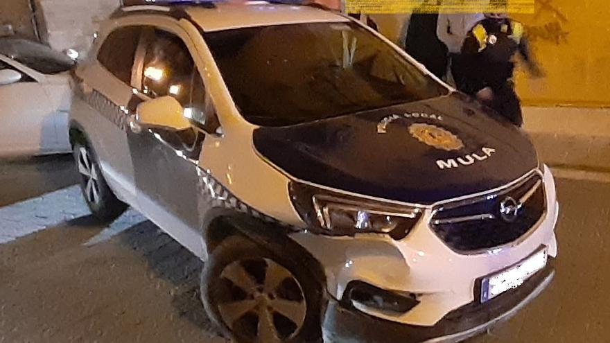 ﻿Arremeten contra un vehículo de la Policía Local de Mula en Nochevieja