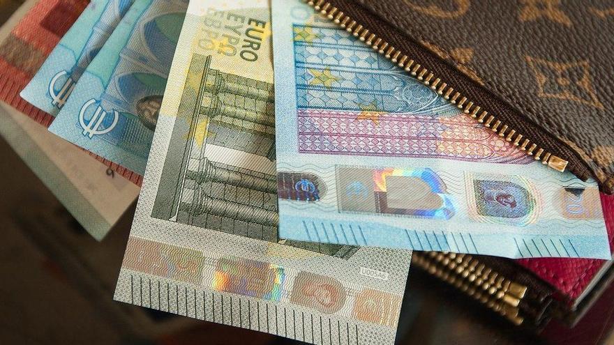 Un vecino de Onda devuelve una cartera con 1.550 euros en el interior