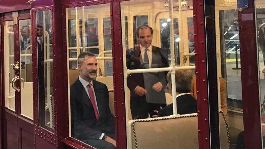 Don Felipe, durante su viaje en el metro de Madrid. // Efe