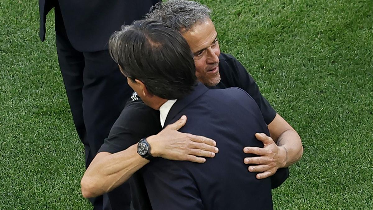 Simone Inzaghi, el entrenador del Inter, se abraza con Luis Enrique, el técnico del PSG, antes de que arranque la final de la Champions en Múnich.