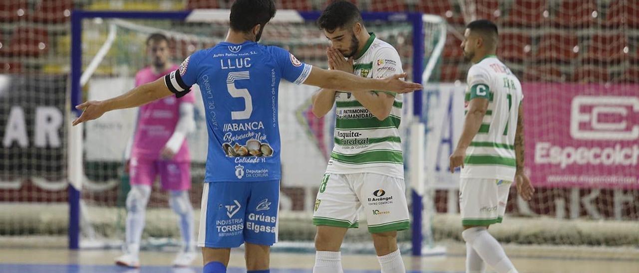 Lucas Perin se lamenta tras una acción del Córdoba Futsal - Noia en Vista Alegre de la temporada 22-23.