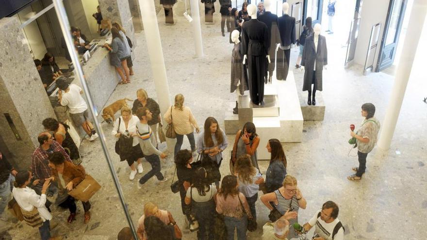 Clientes en una tienda Zara situada en el centro de A Coruña.