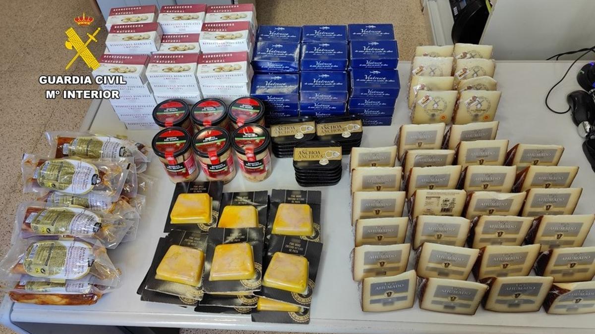 Algunos de los productos que los ladrones trincaron en el supermercado