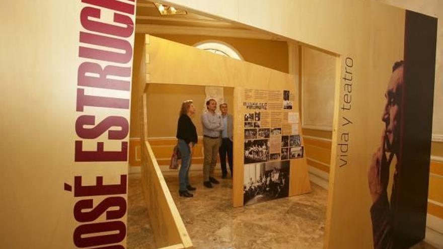 La exposición fue presentada ayer por Juana María Balsalobre, José Ferrándiz y Paco Sanguino.