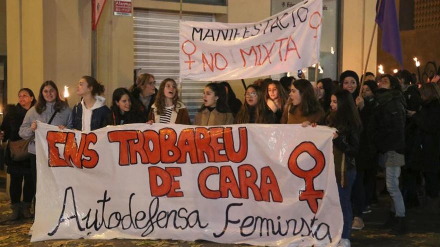 Concentració de rebuig a les últimes violacions denunciades a Manresa |