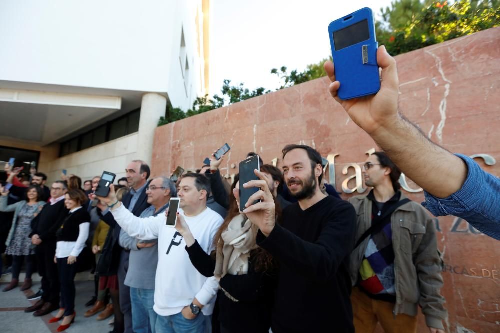 Las plantillas de Diario de Mallorca y Mallorca Zeitung se concentraron por la tarde en la puerta del diario para mostrar su solidaridad con su compañero Kiko Mestre, al que la Policía requisó el martes su móvil personal y de trabajo, y reivindicar el derecho a la información, piedra de toque de la democracia. Los trabajadores exhibieron simbólicamente sus teléfonos móviles para reclamar que se respete el secreto profesional, vulnerado con la incautación de los instrumentos de trabajo de los periodistas.