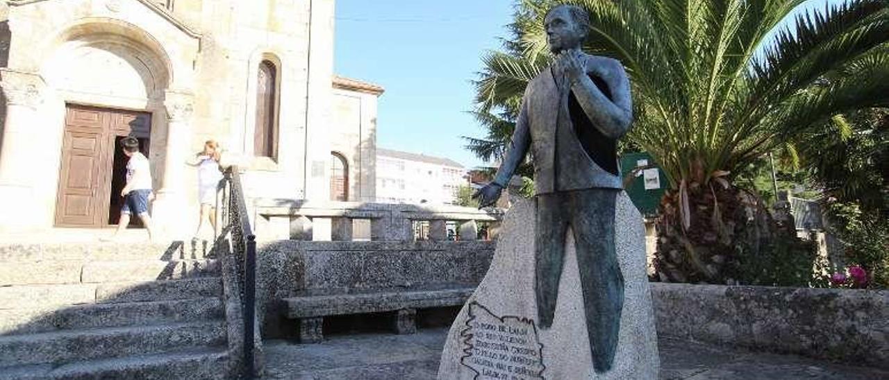 La estatua de Xosé Cuiña, junto a la iglesia de Lalín. // Bernabé/Gutier