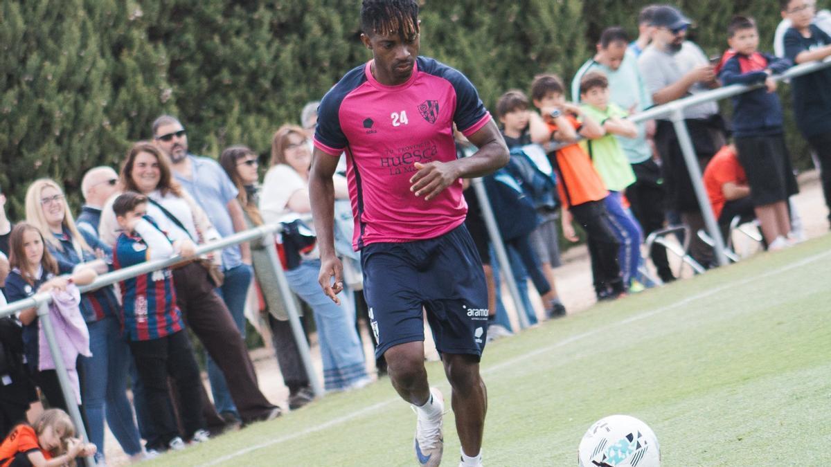 Entrenamiento a puertas abiertas del Huesca en la Base Aragonesa del Fútbol.