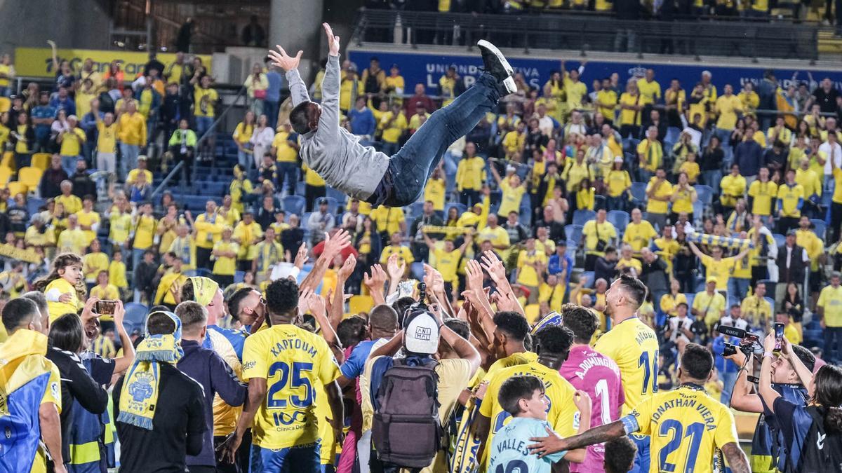 García Pimienta, en el manteo del plantel, en el Gran Canaria.