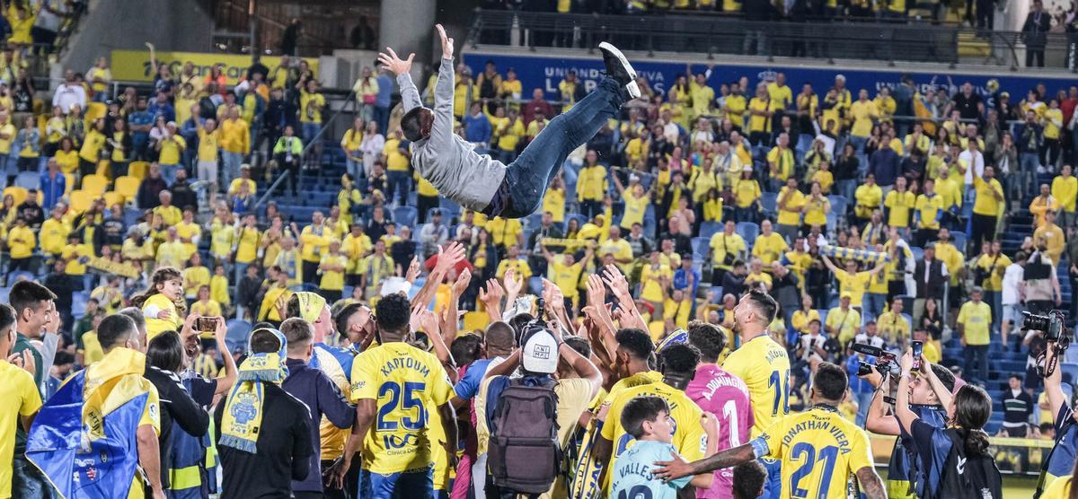 García Pimienta, en el manteo del plantel, en el Gran Canaria.