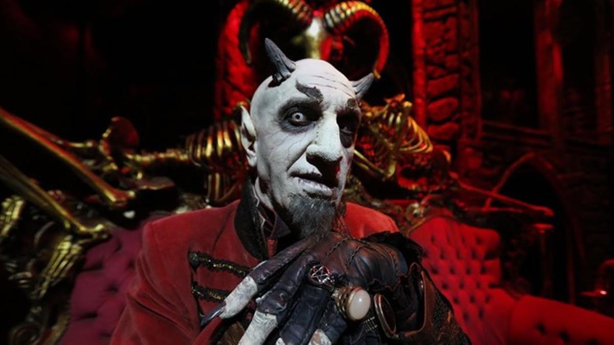 Suso Silva, en su papel de Lucifer en el espectáculo 'Cabaret maldito'.
