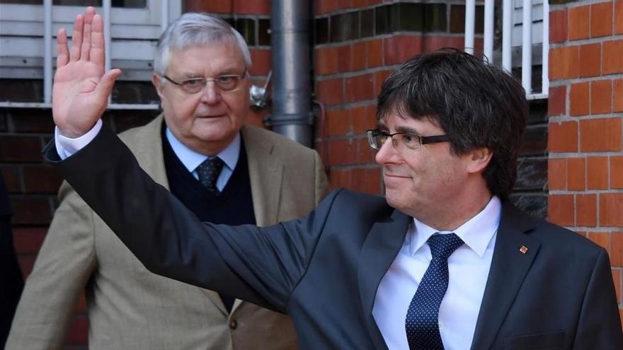 Puigdemont afirma tras salir de la cárcel que ahora toca &quot;hacer política&quot;