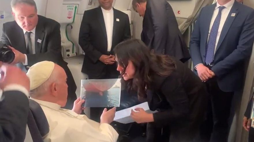 Así reaccionó el papa cuando vio la foto de los migrantes que llegaron a Canarias en el hueco del timón