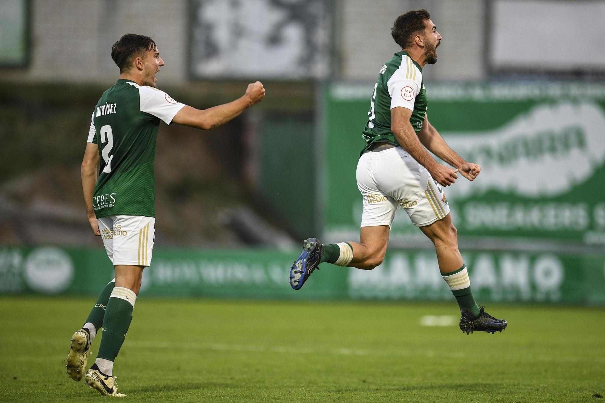 Joserra celebra su gol. Detrás, Iván Martínez.