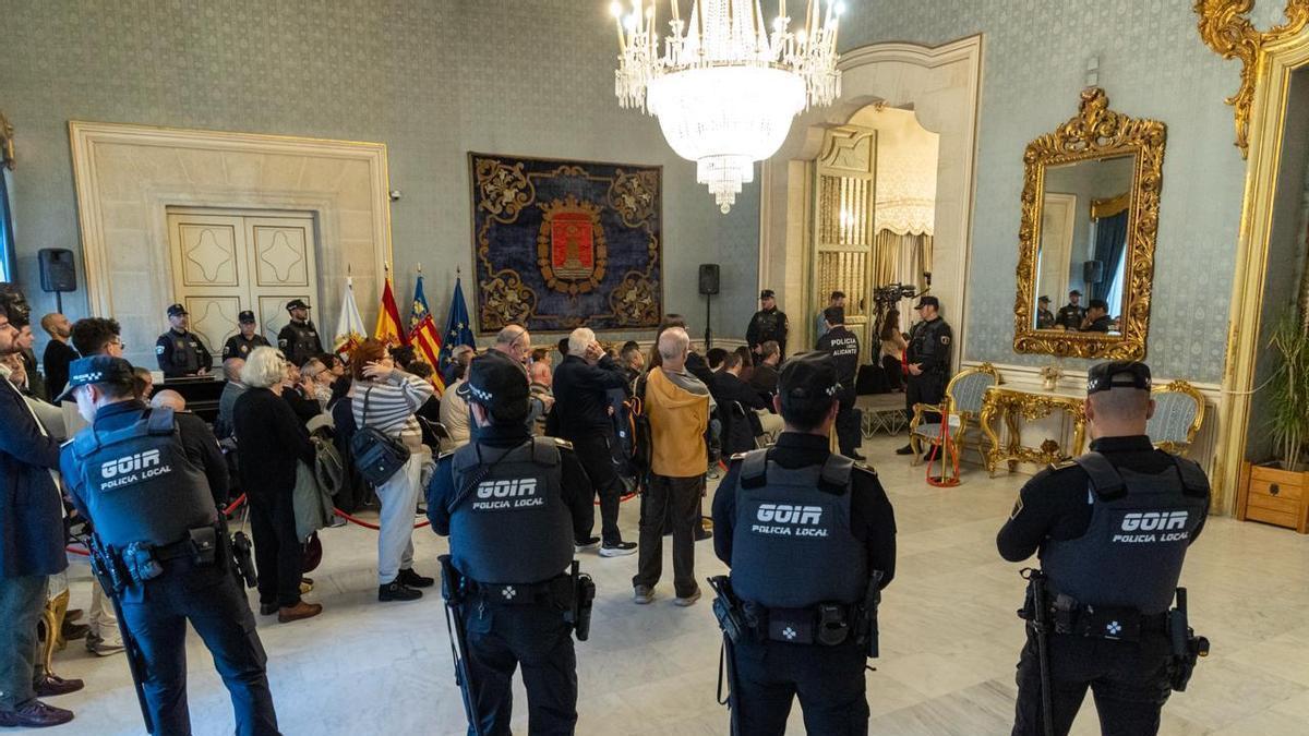 El pleno extraordinario por las polémicas adjudicaciones de vivienda ha contado con fuerte presencia policial