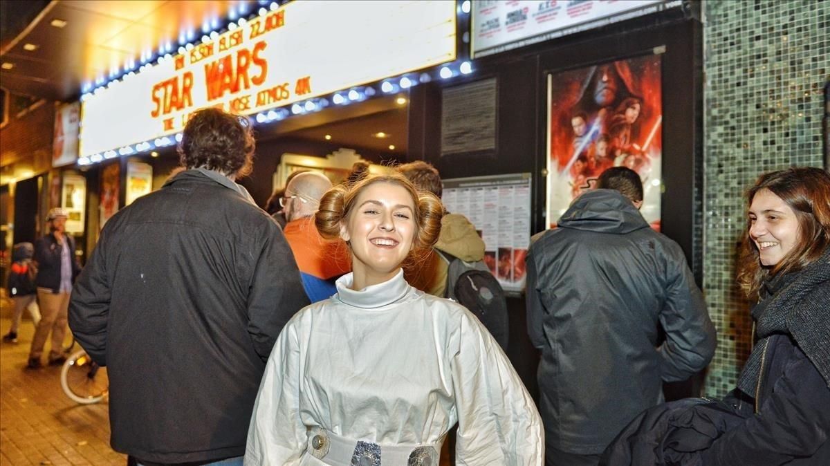 Asistentes al preestreno de ’Star Wars: Los últimos Jedi’, en el cine Phenomena de Barcelona.