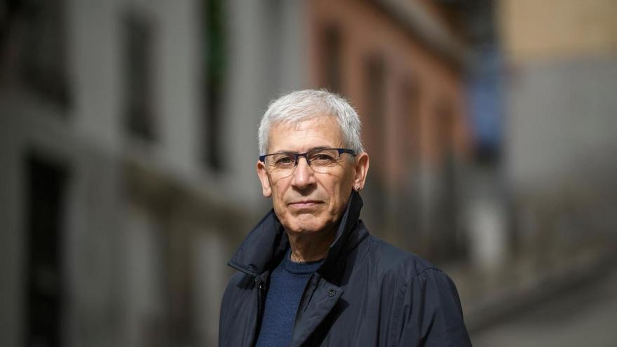 José Ovejero presenta "Bajo la luna negra" en Gijón y Oviedo: "Leer y escribir te obliga a prestar atención a la realidad"