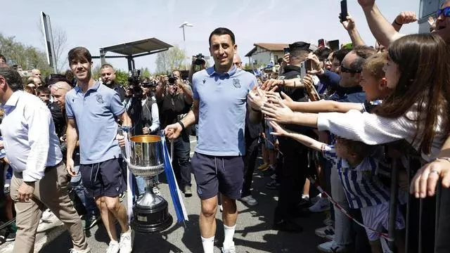 Cientos de aficionados de la Real Sociedad reciben al equipo con la Copa en San Sebastián