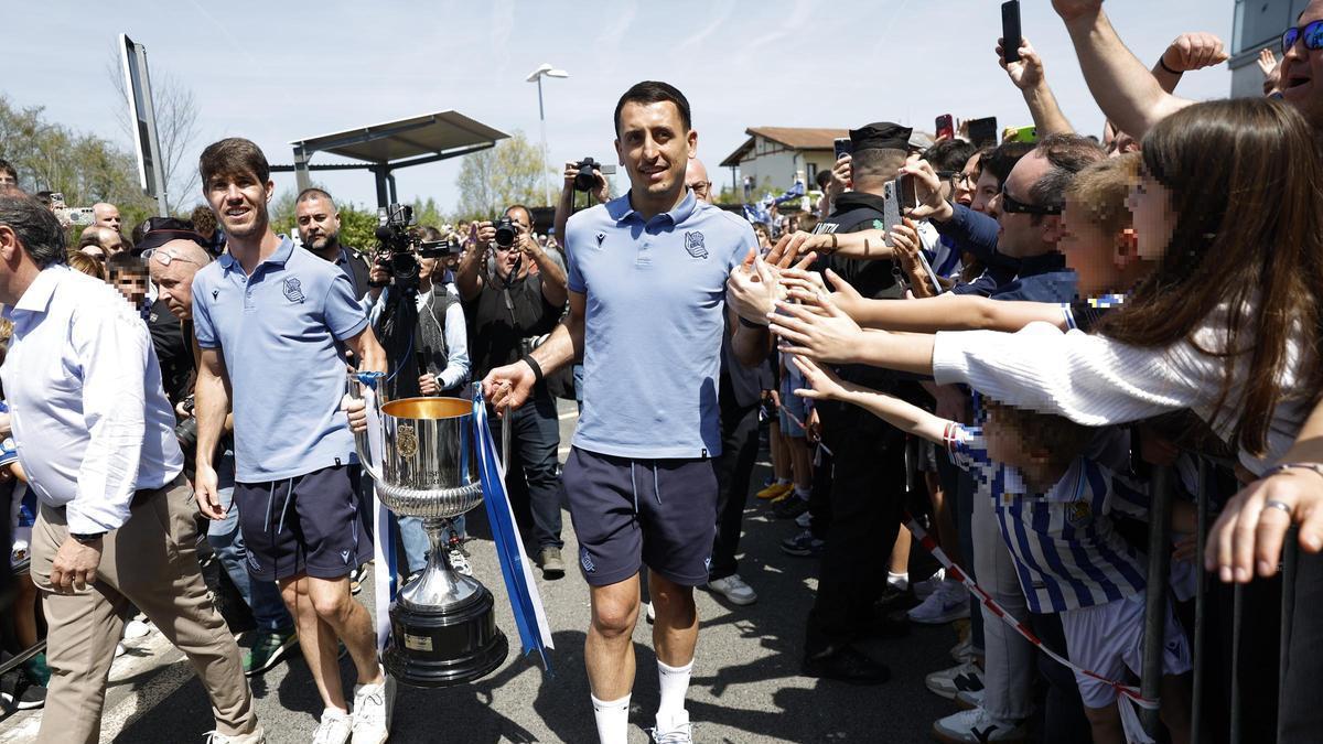 RECIBIMIENTO REAL SOCIEDAD | Cientos de aficionados de la Real Sociedad reciben al equipo con la Copa en San Sebastián