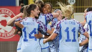 Las jugadoras de la selección España celebrando el tanto de Salma Paralluelo.