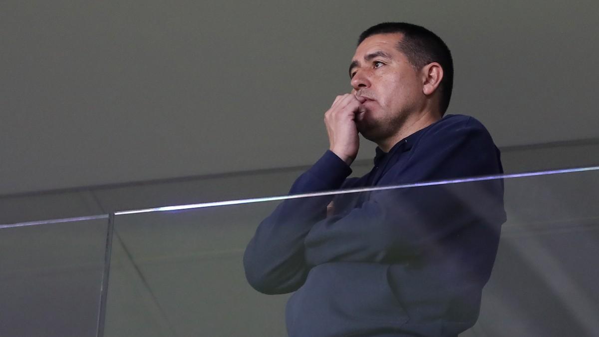 Fútbol internacional | ¡Riquelme salta al escenario para separar a los aficionados policiales!