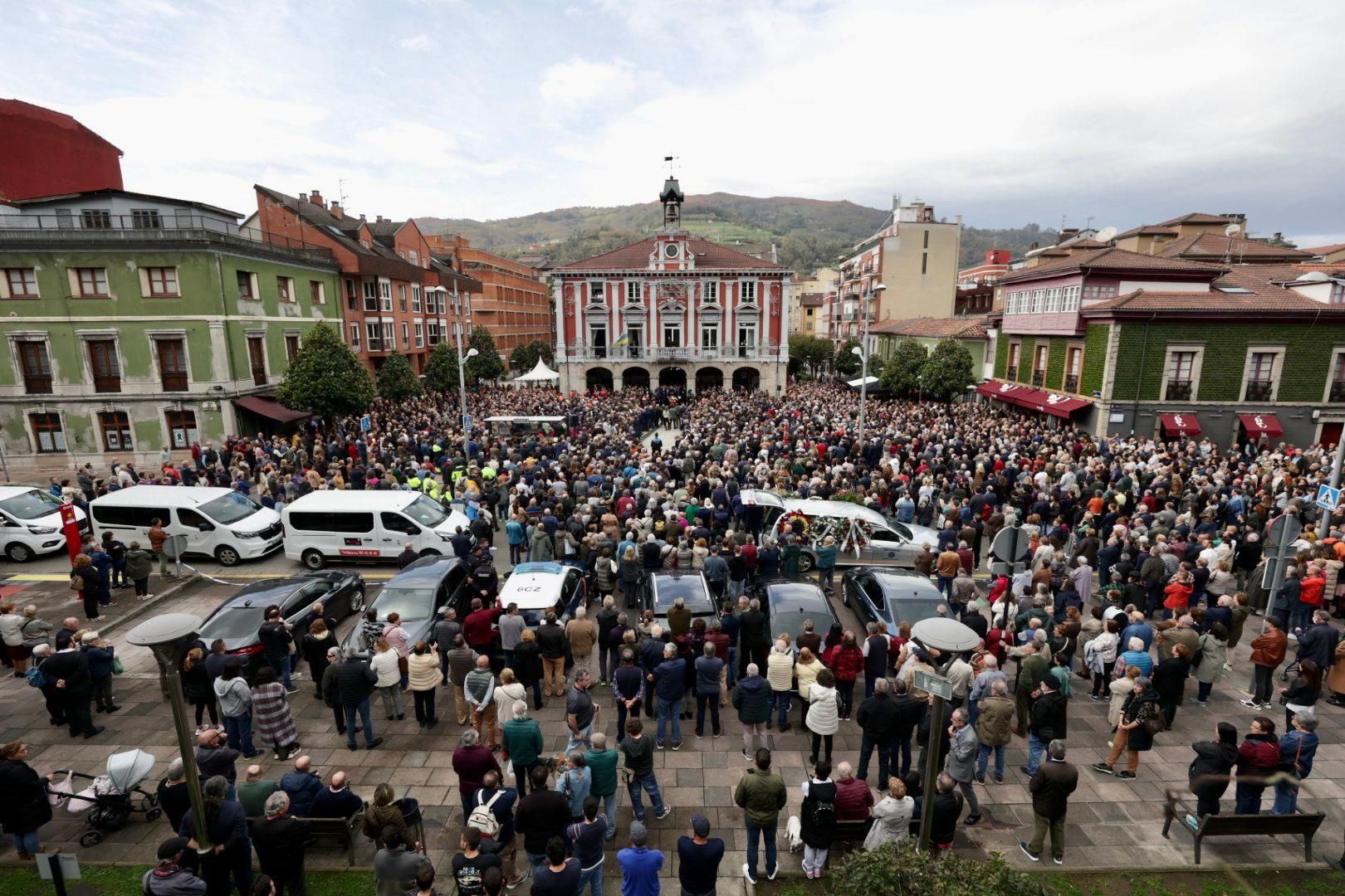 EN IMÁGENES: Mieres se echa a la calle para despedirse de su Alcalde, Aníbal Vázquez