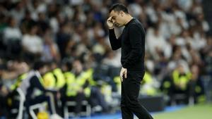 Xavi, preocupado, durante el Madrid-Barça en el Bernabéu.