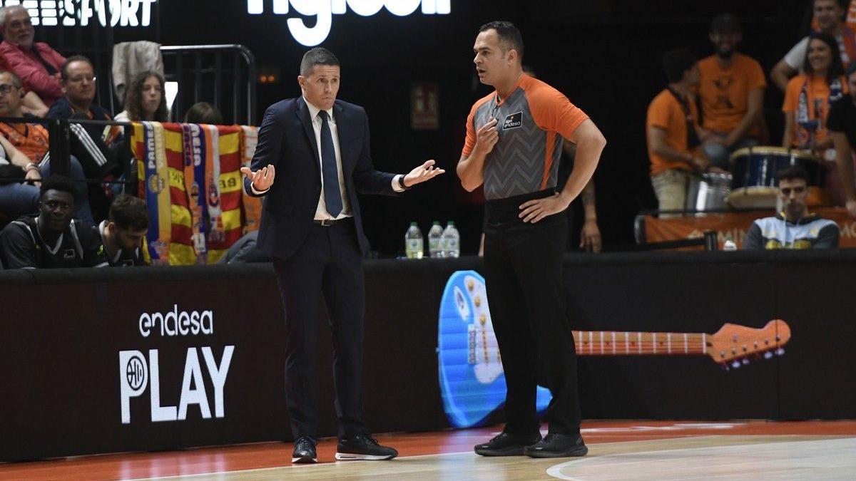 Jaka Lakovic pide explicaciones a uno de los árbitros en el duelo ante el Valencia del pasado sábado.