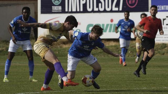 Peralta pugna un balón en Los Barreros. | J. L. F.