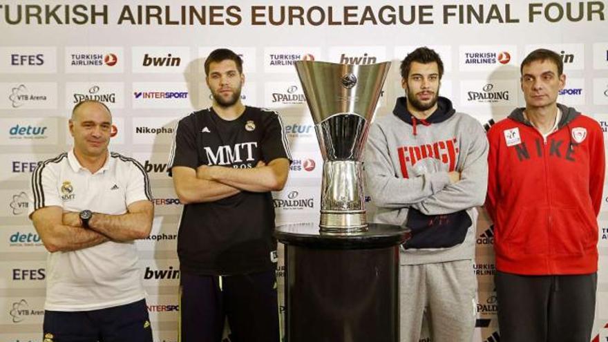 Pablo Laso, Alfonso Reyes, Printezis y Bartzokas, capitanes y técnicos de los finalistas, posan con el trofeo. // Reuters