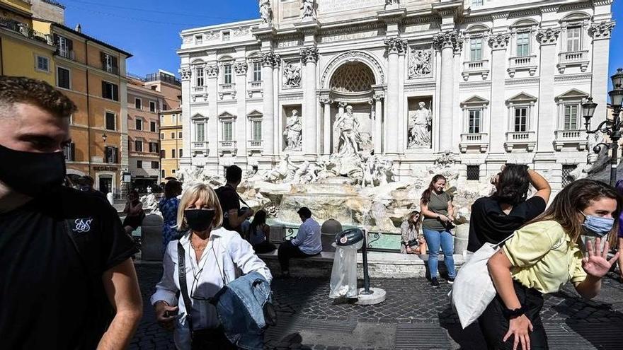 Un grupo de turistas en la Fontana de Trevi Fountain, en Roma.