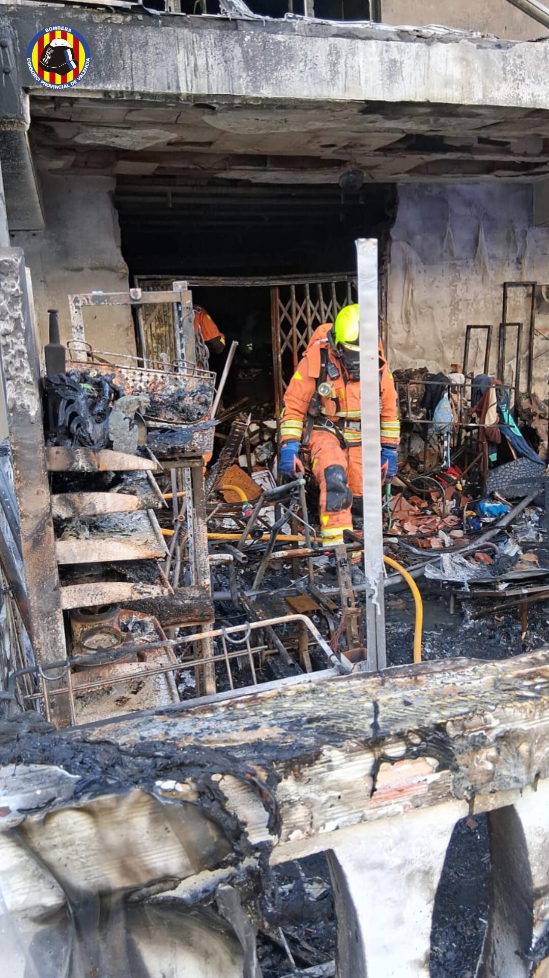 Así ha quedado el edificio incendiado en la playa de Gandia