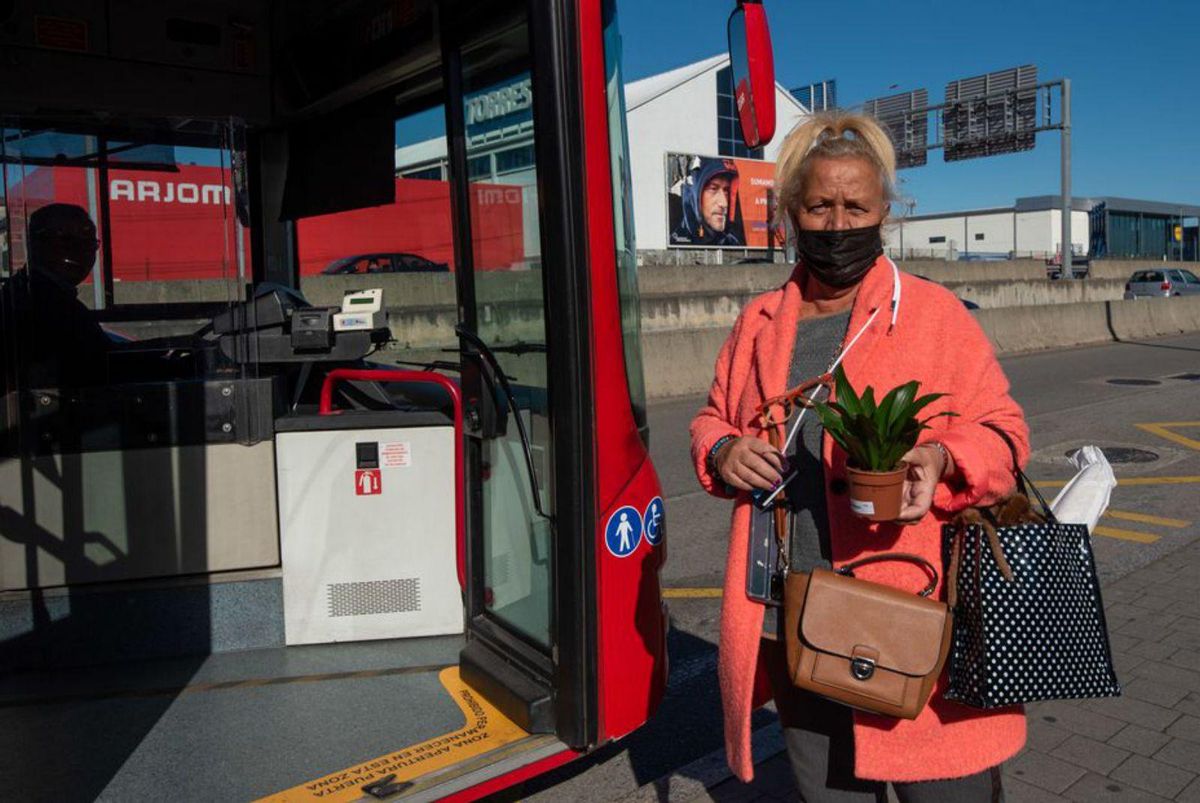 Mari Rodríguez, se sube al bus con cubrebocas. | // CASTELEIRO/ROLLER AGENCIA