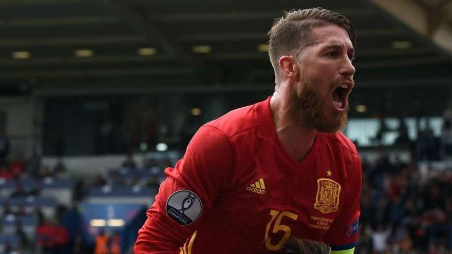 Ramos sobre Piqué, tras el gol del defensa catalán en el partido de ayer.