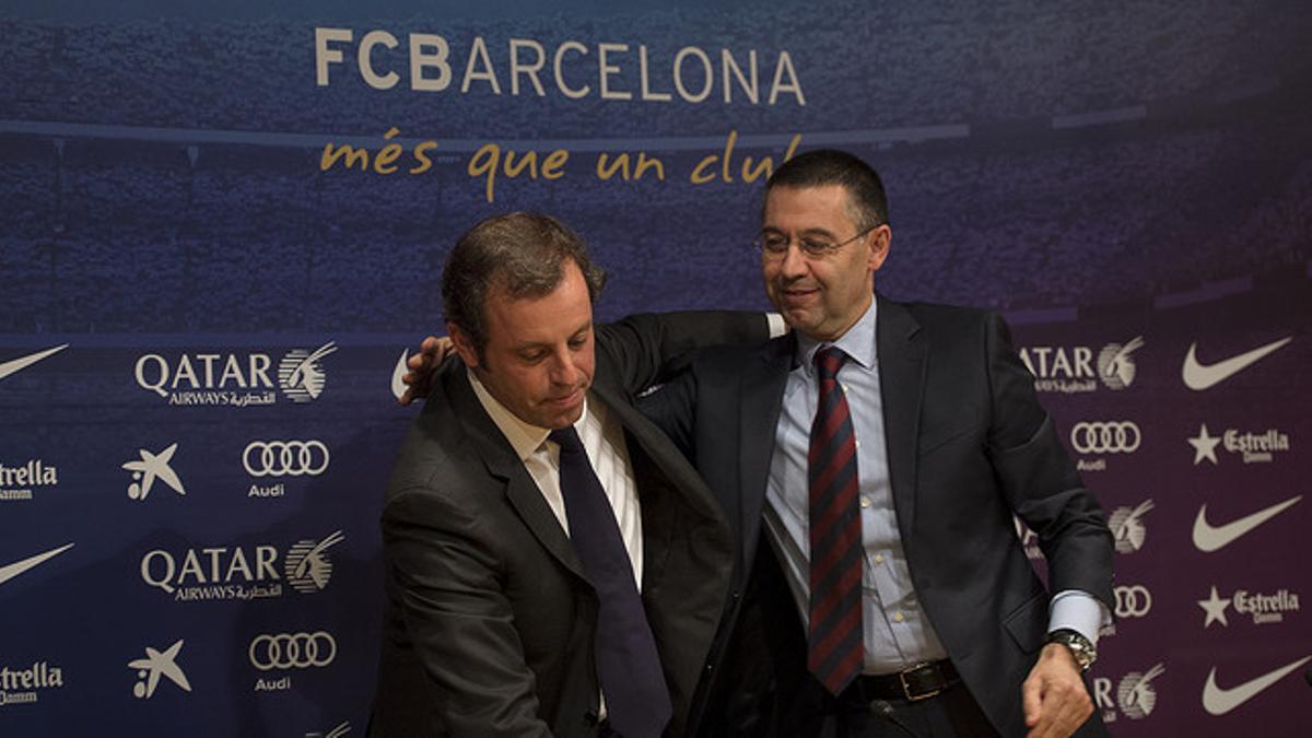 Sandro Rosell abraza a Josep Maria Bartomeu, su sucesor en la presidencia del Barça