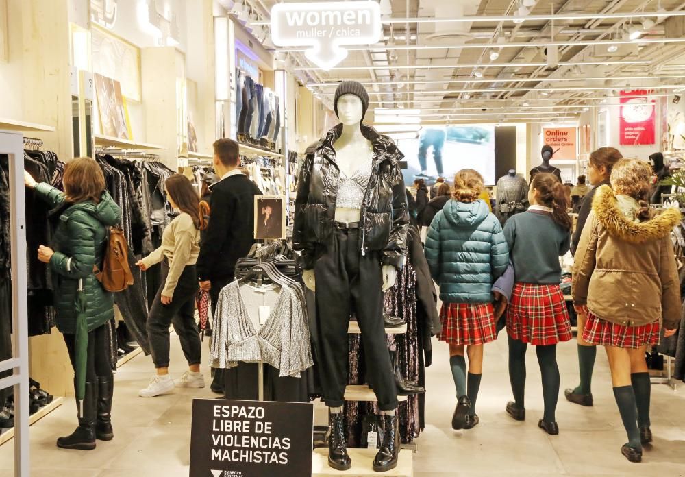 La fiebre del "Black Friday" y las luces navideñas colapsan el centro de Vigo