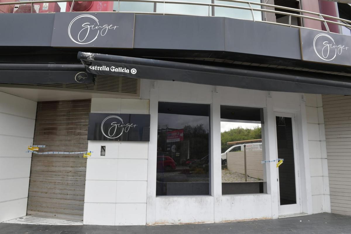 La policía precinta en A Coruña un pub de Matogrande con orden de cierre.