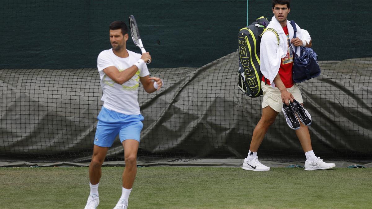 Novak Djokovic entre ante la atenta mirada de Carlos Alcaraz.