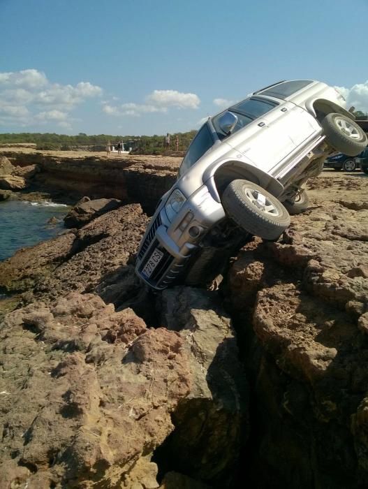 Un coche casi se precipita al mar en Comte