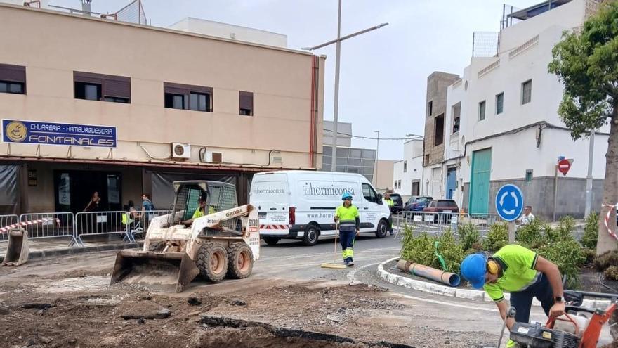 El Consorcio del Agua renueva la tubería de Argana Alta tras la avería que provocó una inundación de aguas residuales en Arrecife