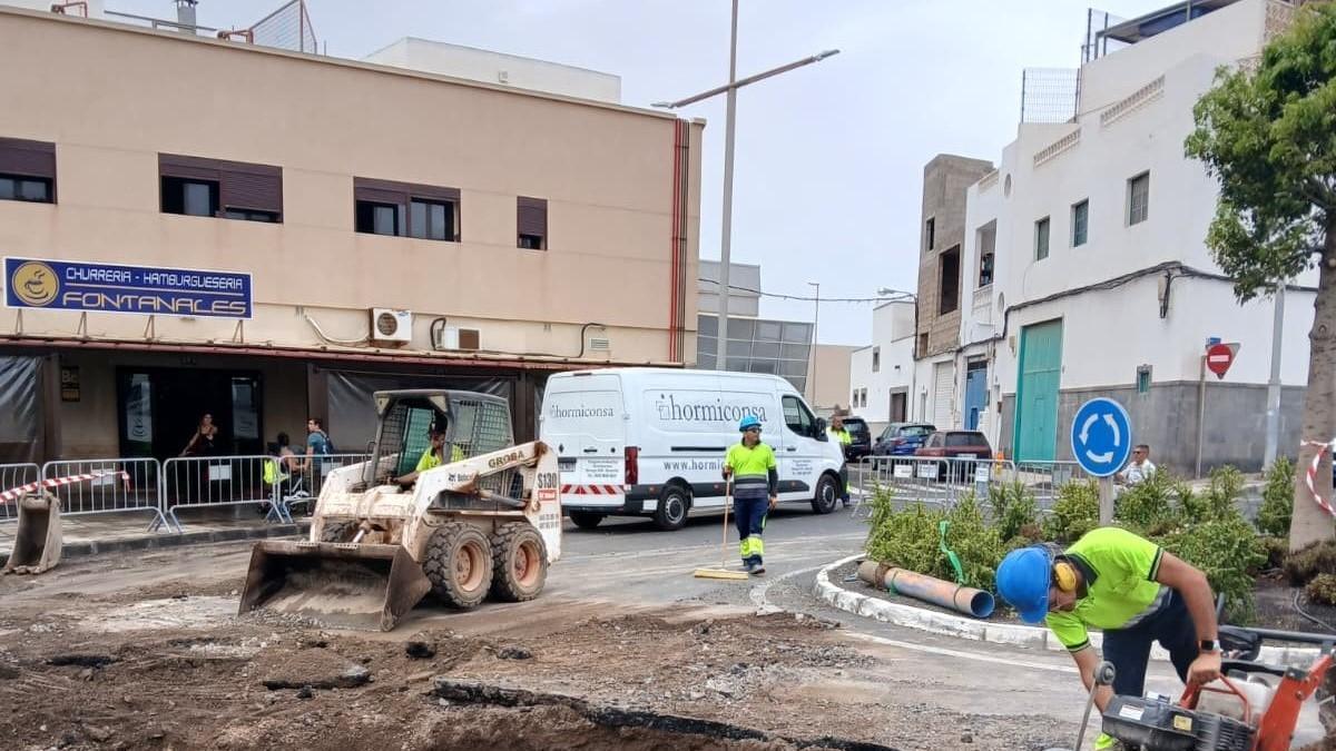 El Consorcio del Agua renueva la tubería de Argana Alta tras la avería que provocó una inundación de aguas residuales en Arrecife