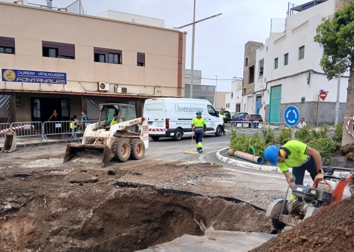 Reparación de la tubería de aguas residuales, este jueves, en la calle Campoamar, en Argana Alta, en Arrecife