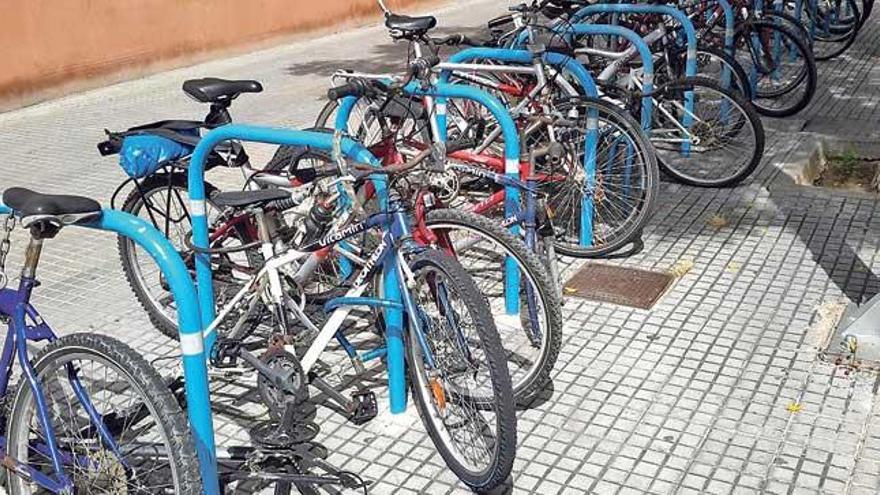 El aparcamiento de bicis frente al centro de salud de Son Pisà.