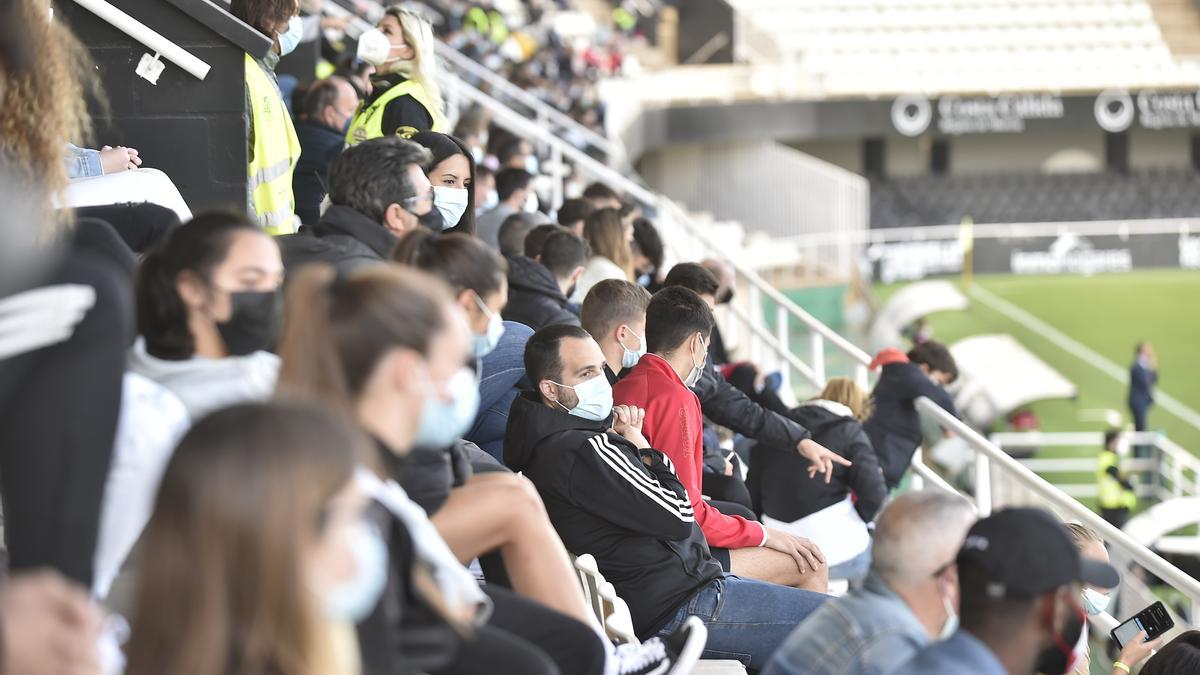Aficionados en las gradas del Cartagonova durante un partido del filial en Tercera División.