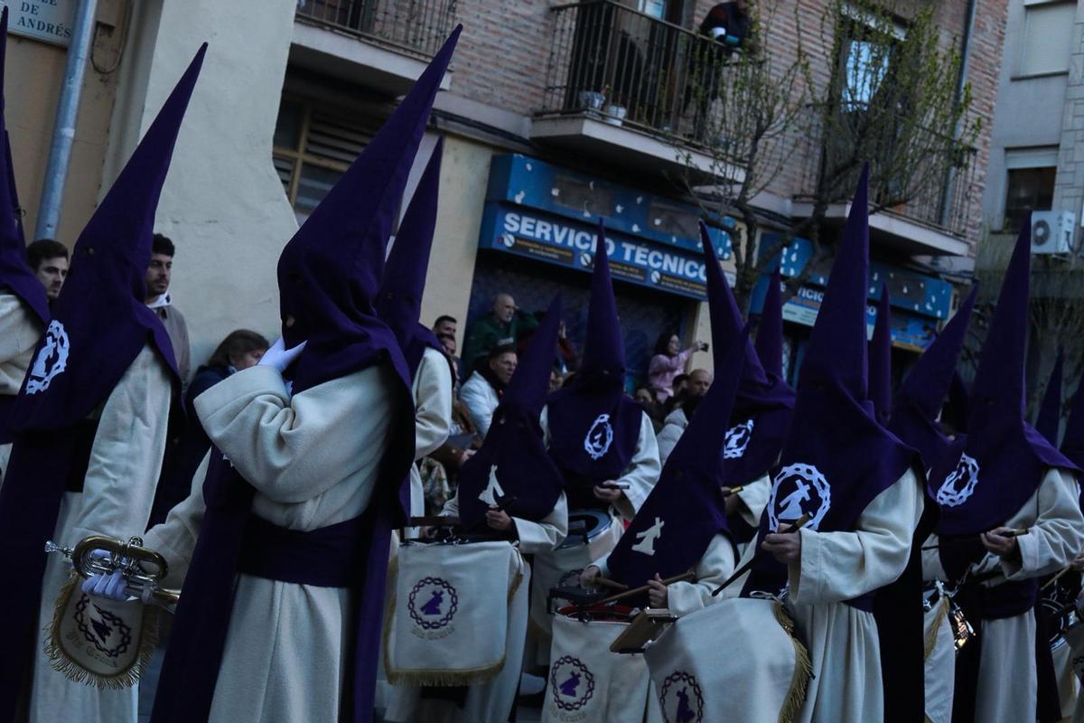 La procesión de Jesús del Via Crucis brilla modificando su recorrido habitual