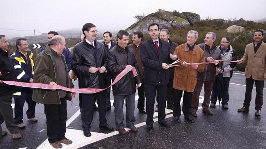 Martínez Maíllo corta la cinta en el acto de inauguración de las obras de  mejora de la carretera de Castromil.