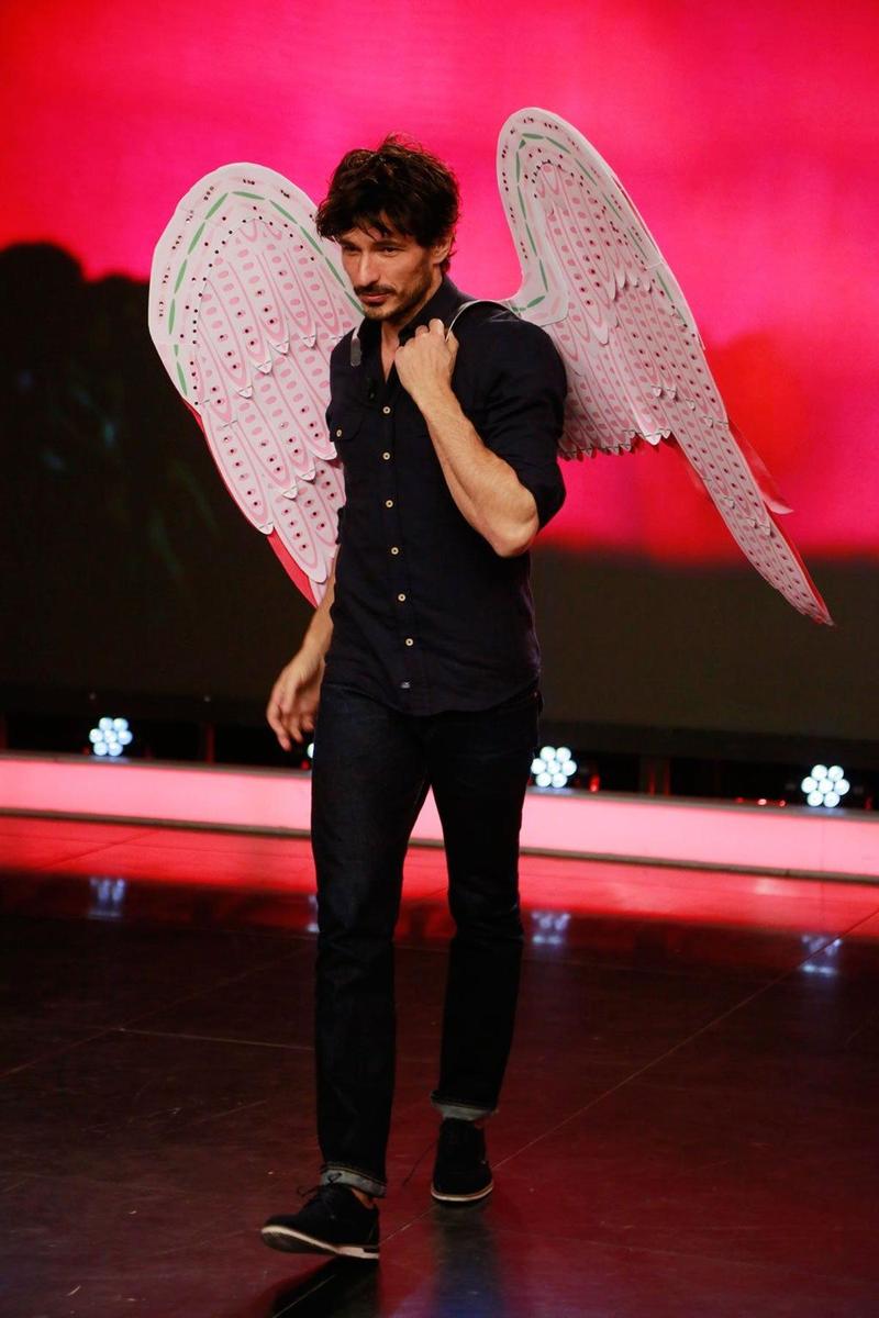 Andrés Velencoso con las alas de Victoria's Secret