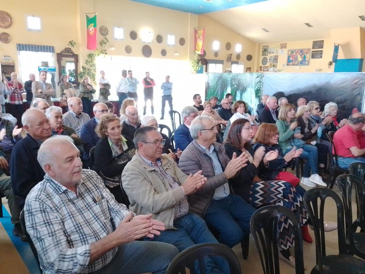 Asistentes al acto del Partido Popular en Puebla de Sanabria.